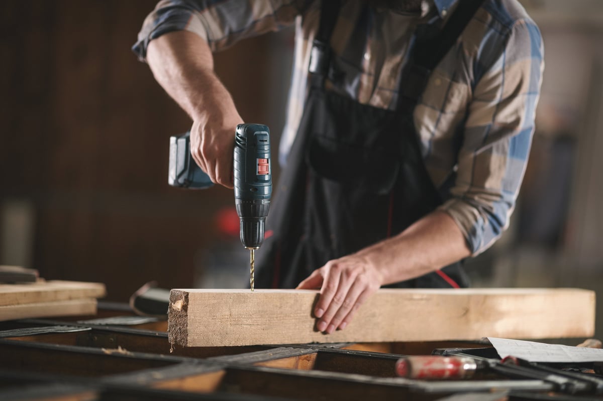 Leonel Valencia trabajando madera en su taller